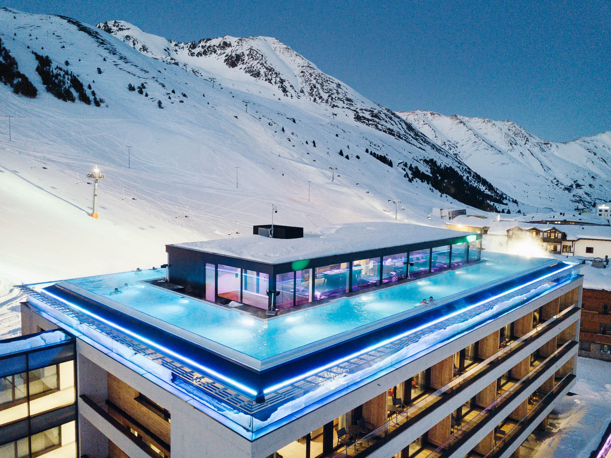 Great luxury in the middle of the Tyrol: the Mooshaus Endless Sky Pool nearly 100 metres long