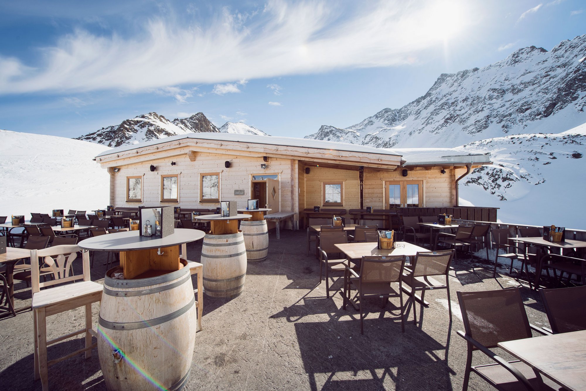 The panoramic terrace at the Drei Seen Hütte is the right place for après ski drinks