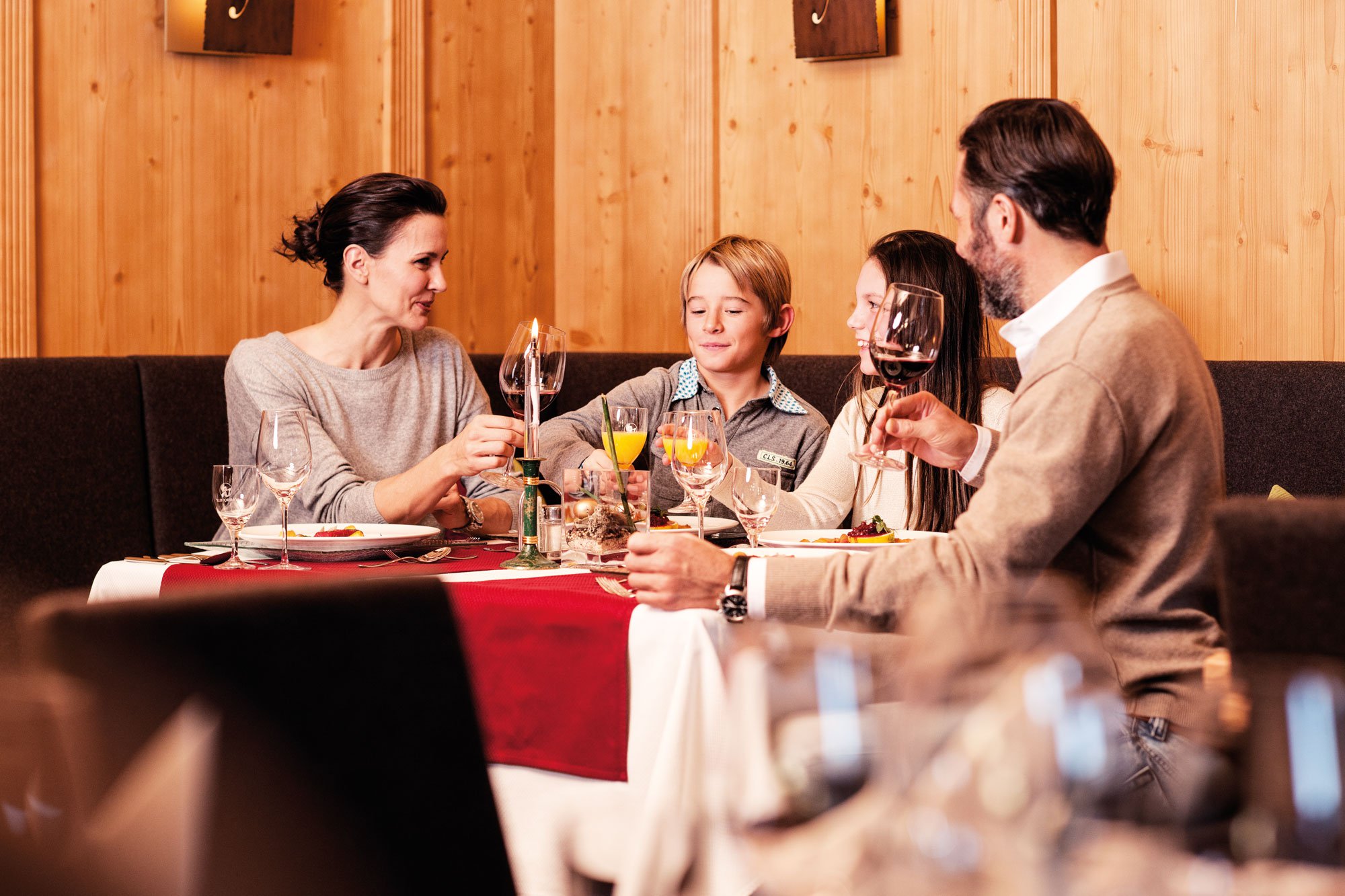 Familien können gemeinsam in einem eigenen Bereich das Abendmenü genießen.