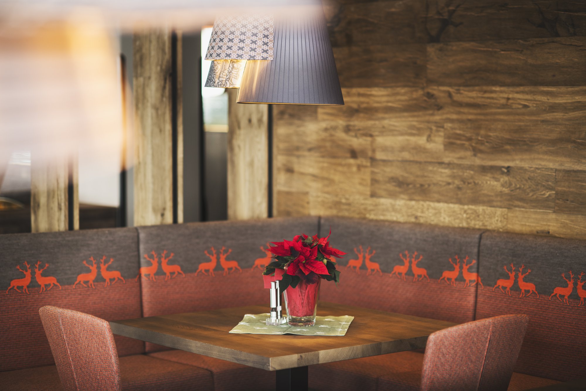 Das Mooshaus-Restaurant bietet eine gepflegte Atmosphäre mit sorgsam gewählten Farben und schönen Leuchten.