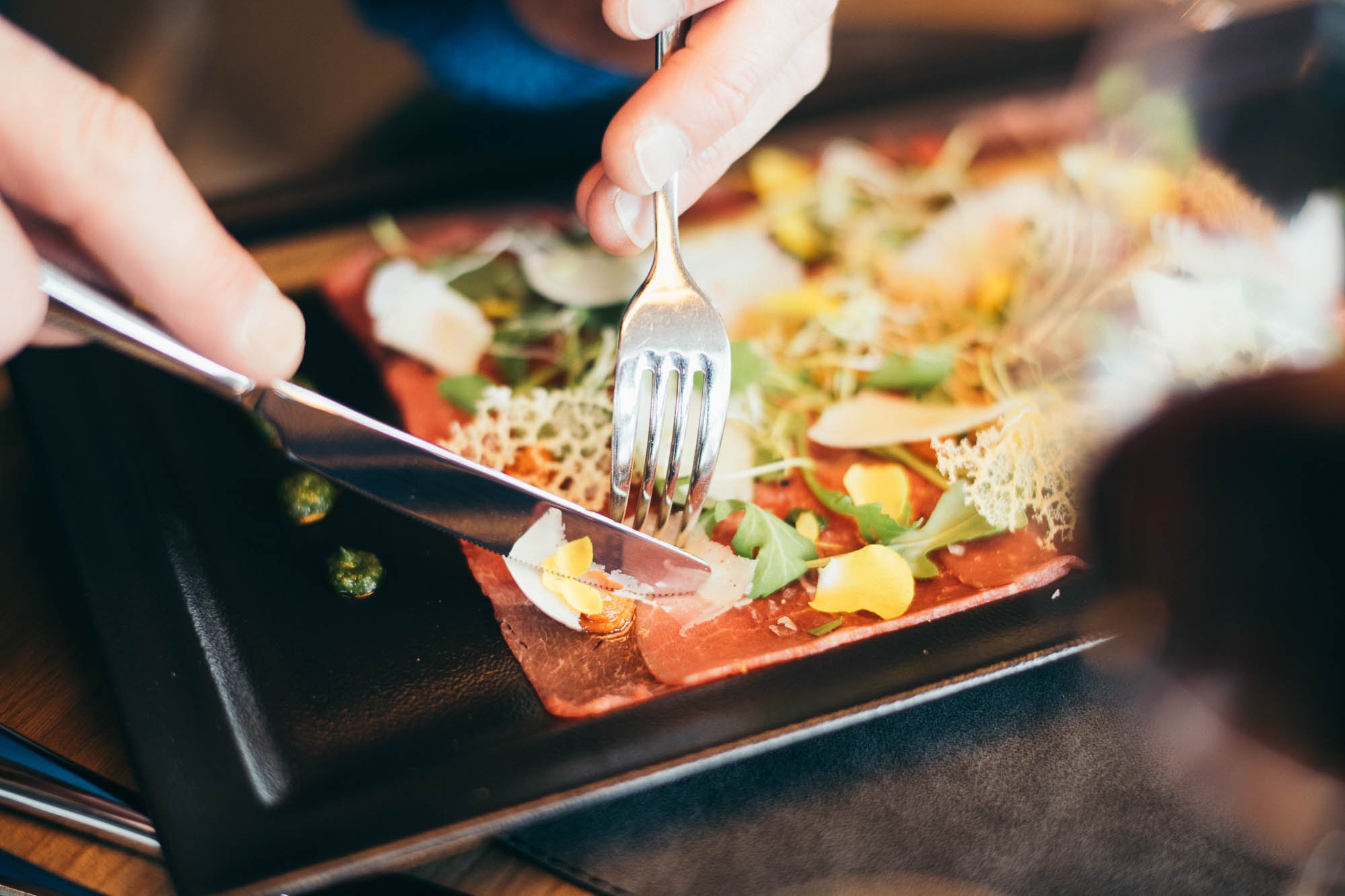 Unser Restaurant bietet eine schöne, ruhige Atmosphäre mit einem abgetrennten Teil, der für Eltern mit Kindern reserviert ist. 