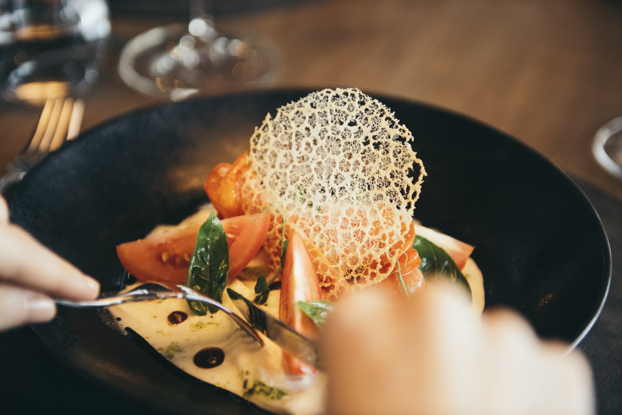 Am Abend gibt es ein abwechslungsreiches 6-Gang-Wahlmenü mit traditionellen Tiroler Speisen mit Gerichten der internationalen Küche kombiniert.