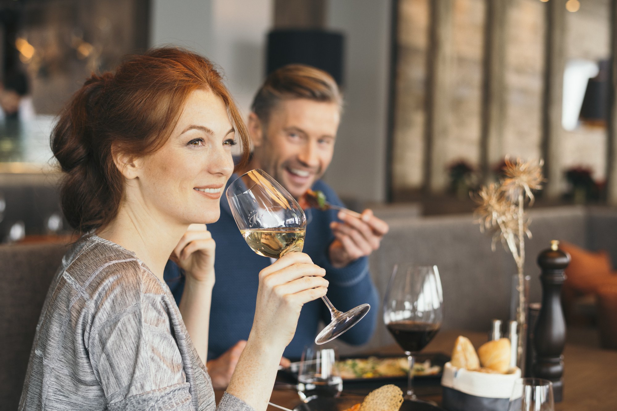 Eine zünftige Tiroler Brotzeit und ein gutes Glas Wein auf unserer Panoramaterrasse direkt an der Piste.