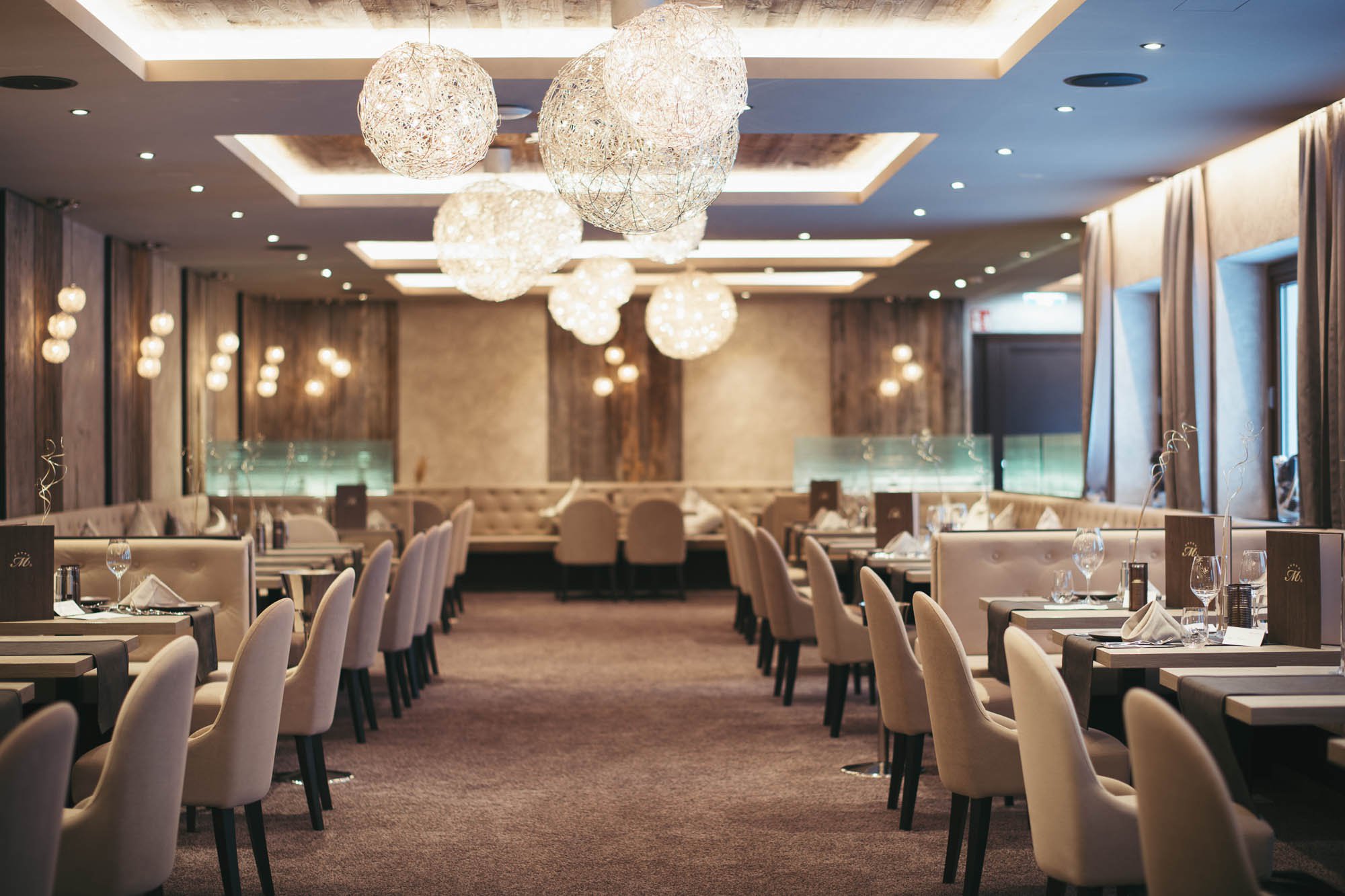Trendig gestaltetes Restaurant im Hotel Mooshaus, Kühtai, mit eigenem Bereich für Familien.